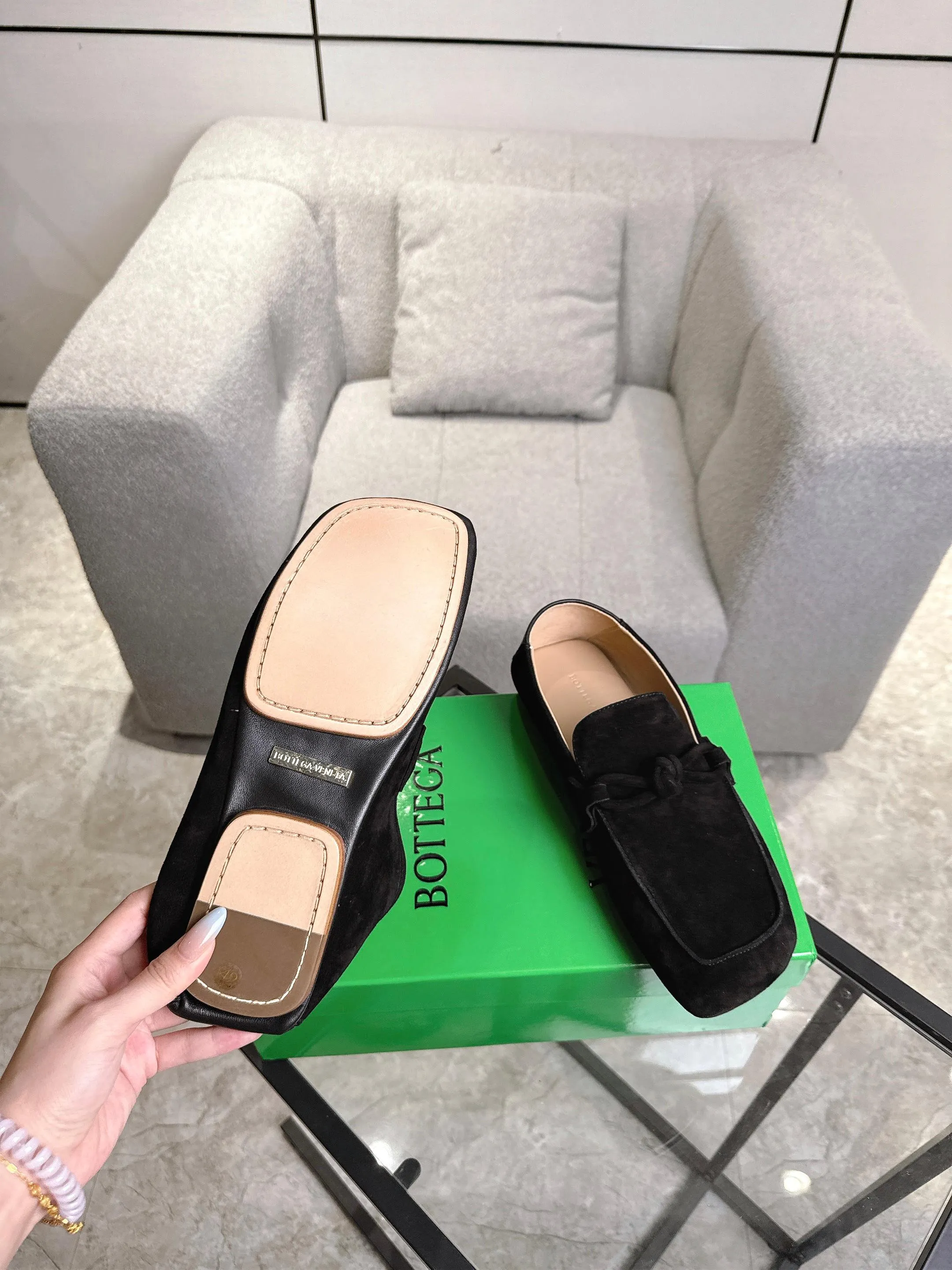 [BV] Top P: 800💰 Size: Women 35-39 (Customized for women 40) Men 39-44 (38.45 non-refundable) Bottega Veneta 2025 Autumn Counter Synchronized Couple Style Bottega Veneta Square Toe Flats Original 1:1 material selection, genuine leather outsole! A one-to-one replica of the original! quality assurance!